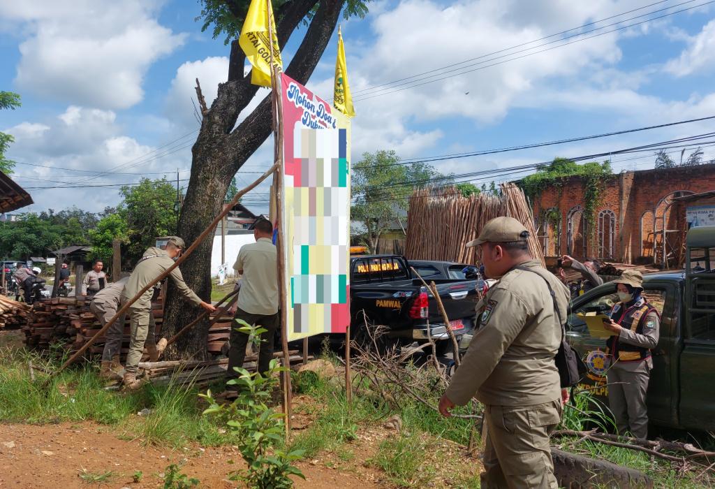 PETUGAS-gabungan-menertibkan-APK-peserta-pemilu-yang-dipasang-menyalahi-ketentuan.jpg
