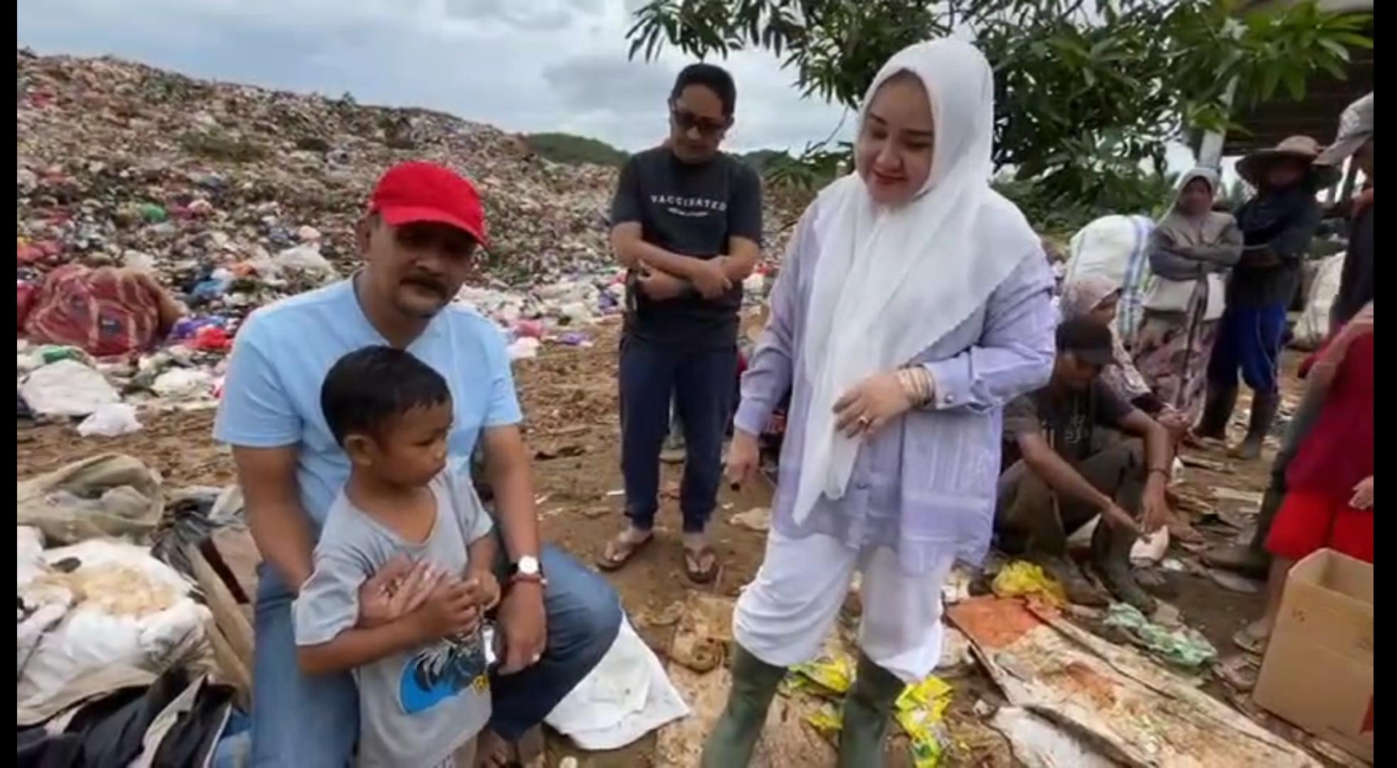 PJ-Bupati-Tala-H-Syamsir-Rahman-menyambangi-pemulung-di-TPA-Bakunci.jpg