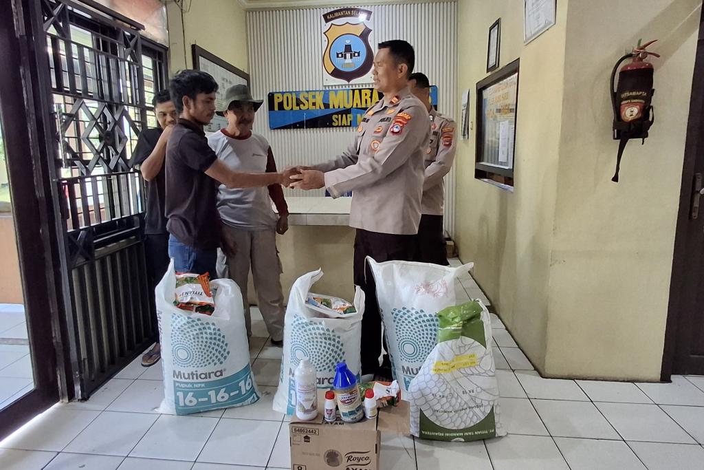 POLSEK-Muara-Harus-menyalurkan-bantuan-bibit-jagung-pakan-dan-sarana-produksi-pertanian.jpg
