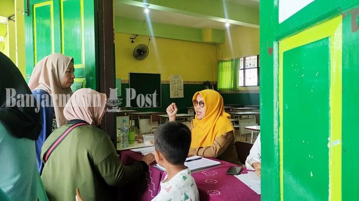 PPDB-online-hari-pertama-di-SMPNJ-1-Banjarmasin-Senin-12062023.jpg
