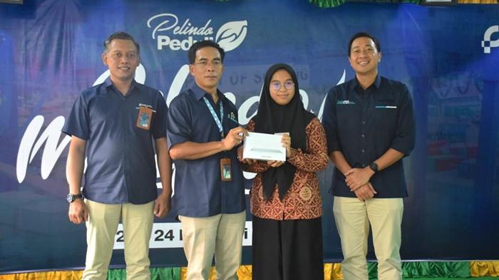 Dukung Program Bakti BUMN, Pelindo Berikan Tablet Ke Siswa Berprestasi di SMAN 7 Banjarmasin