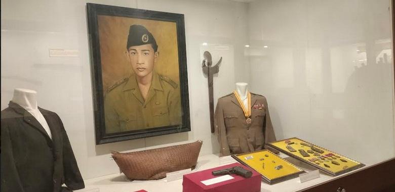 Pakaian-lencana-milik-Brigjen-TNI-Purn-Hasan-Basry-yanga-da-di-Museum-Wasaka.jpg