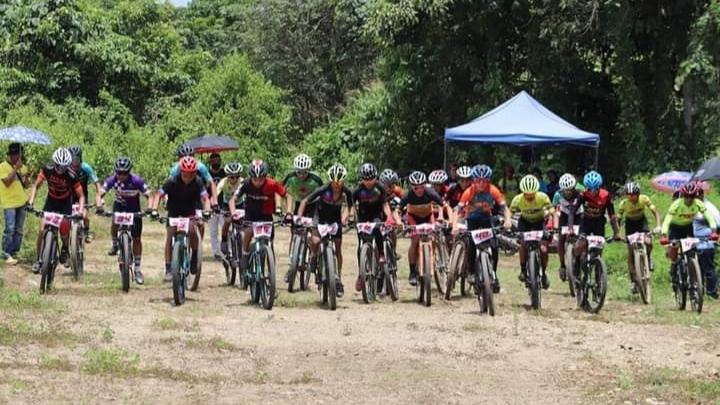 Para-bikers-saat-mengikuti-Latber-XC-Race-Malutu-Bike-Park-2021-di-Kabupaten-HSS.jpg