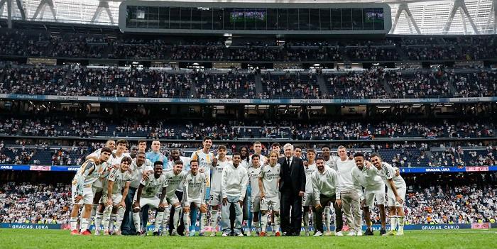 Para-pemain-Real-Madrid-dan-staff-pelatih-foto-bersama-usai-laga-Liga-Spanyol.jpg