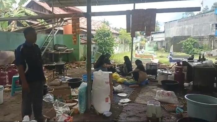 Lalulintas Masih Ramai, Relawan Masjid Al Abrar HSS Layani Jemaah Haul Guru Sakumpul Sampai Rabu