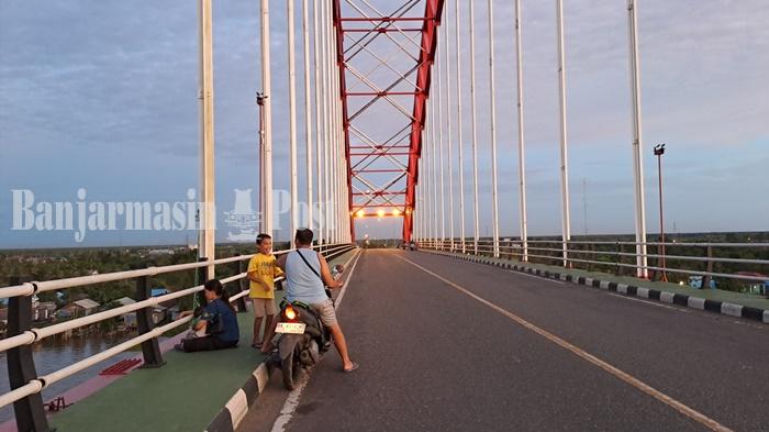Sambil Lihat Kapal Tongkang, Jembatan Rumpiang Batola Alternatif Bersantai Menunggu Berbuka Puasa