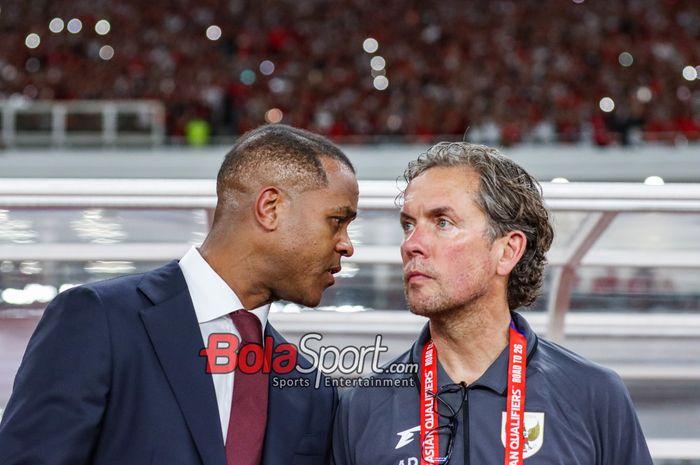 Patrick-Kluivert-berdiskusi-dengan-Alex-Pastoor-saat-memantau-timnas-Indonesia.jpg