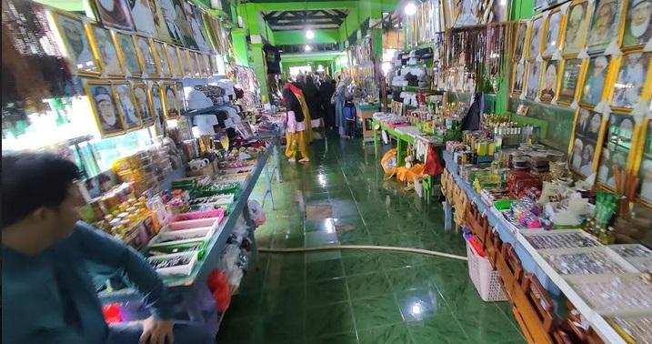 Pedagang-dengan-berbagai-barang-yang-ditawarkan-di-sepanjang-selasae-Makam-Datu-Sanggul.jpg
