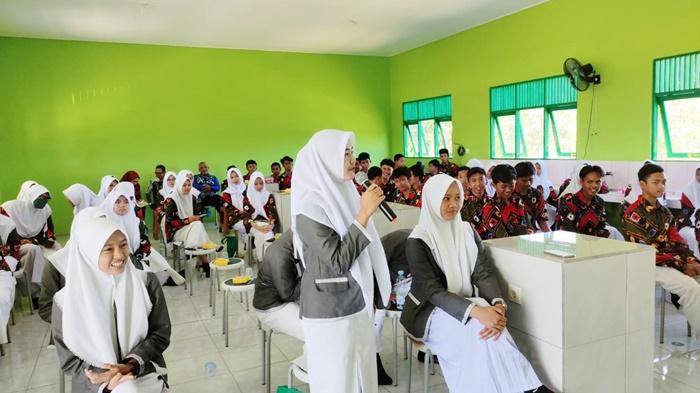 Pelajar-SMAN-1-Binuang-antusias-bertanya-kepada-Tim-Intelijen-Kejari-Tapin-Kamis-10082023.jpg