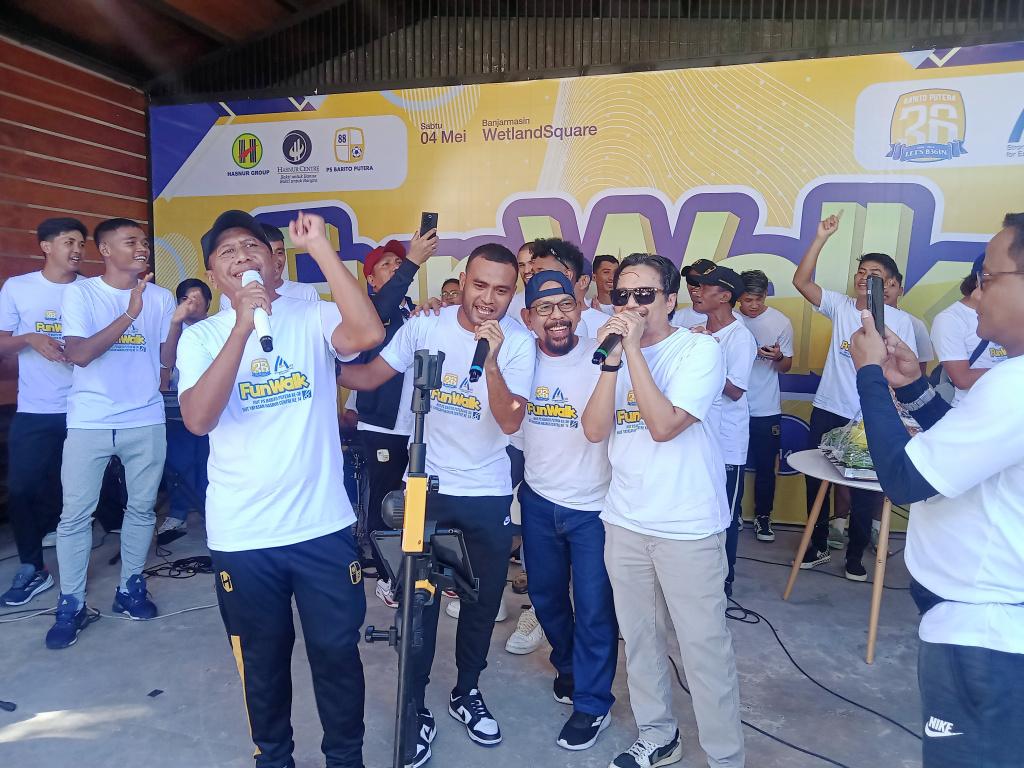 Pelatih-Barito-Putera-Rahmad-Darmawan-Kapten-Rizky-Pora-dan-CEO-Hasnuryadi-Sulaiman.jpg