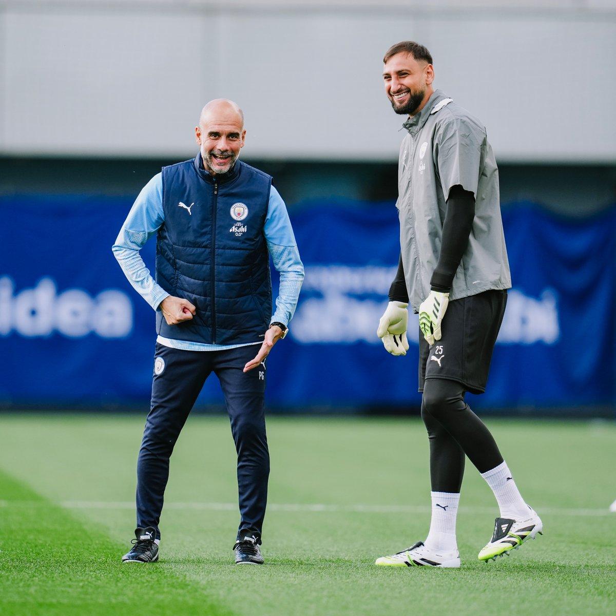 Pelatih-Manchester-City-Pep-Guardiola-bercanda-dengan-kiper-baru-Gianluigi-Donnarumma.jpg