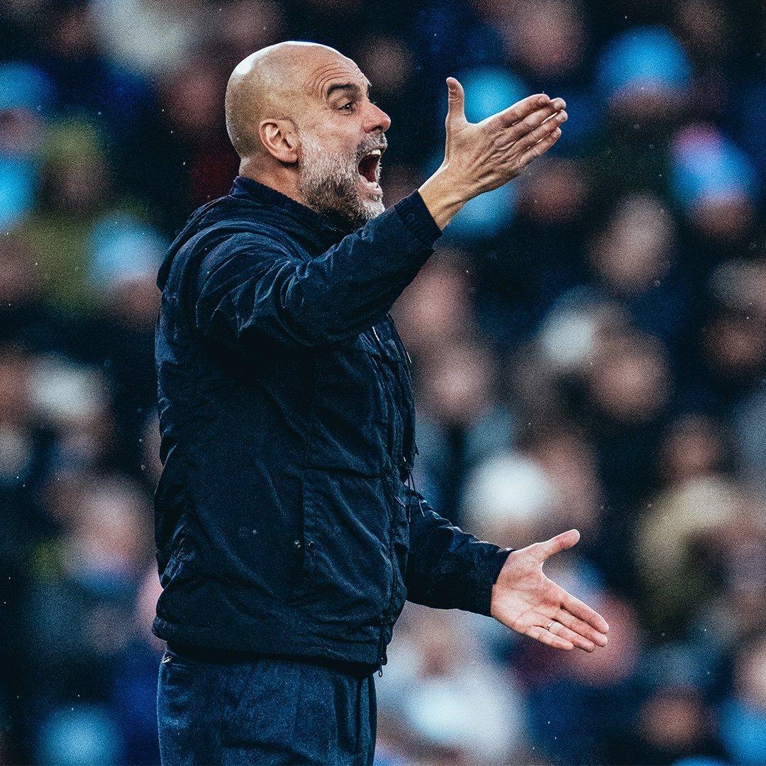 Pelatih-Manchester-City-berteriak-di-pinggir-lapangan-memberikan-instruksi-kepada-anak-asuhnya.jpg