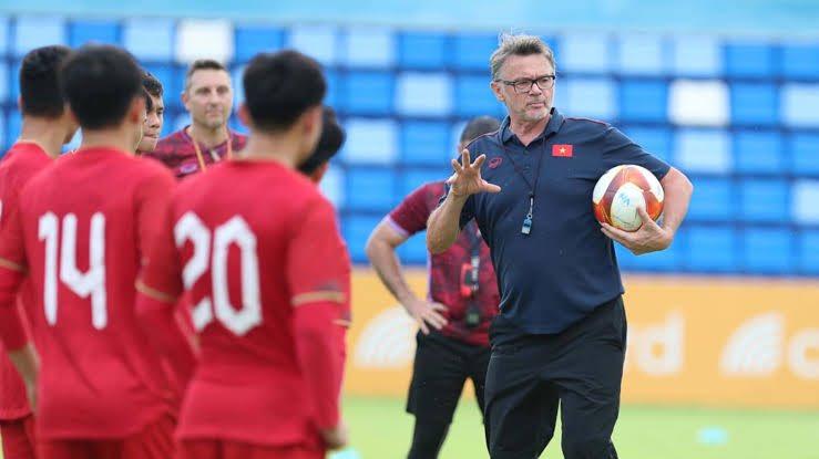 Pelatih-Philippe-Troussier-dipecat-Vietnam-kalah-0-3-vs-Indonesia-kualifikasi-Piala-Dunia-2026.jpg