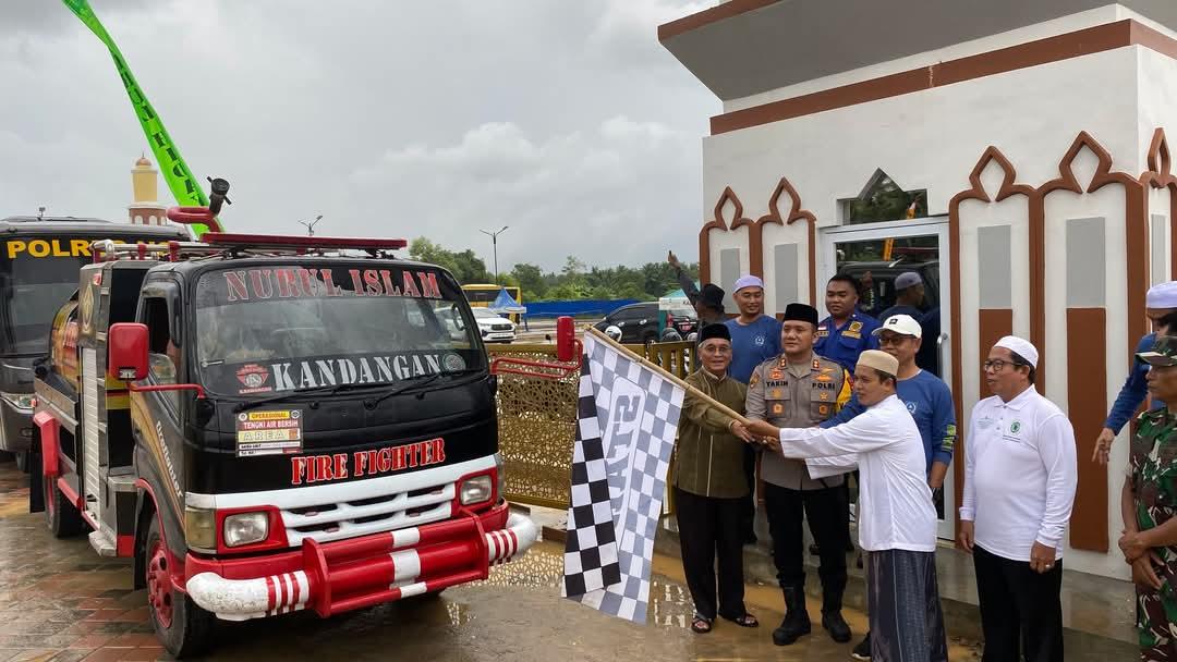 Pemkab HSS Salurkan Bantuan Air Bersih dan Tim Kebersihan ke Sekumpul Martapura 