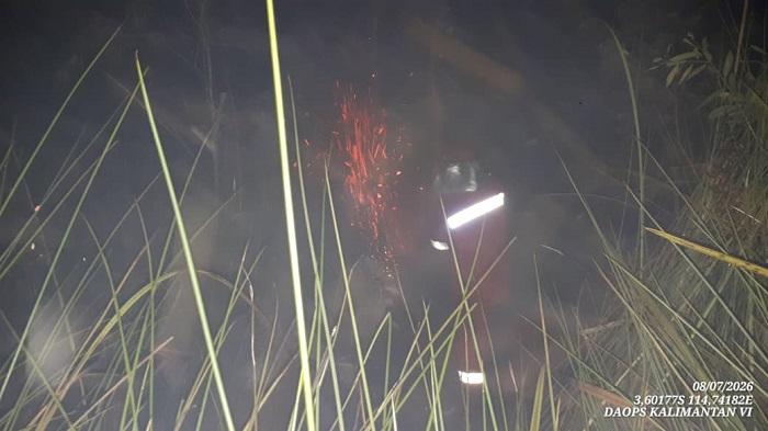 Karhutla Hanguskan Belukar di Batibati Tanahlaut, Tim Gabungan Lakukan Pemadaman hingga Malam - Banjarmasinpost.co.id