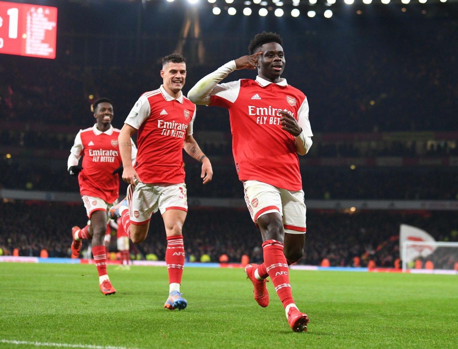 Pemain-Arsenal-Bukayo-Saka-memberikan-hormat-usai-mencetak-gol.jpg
