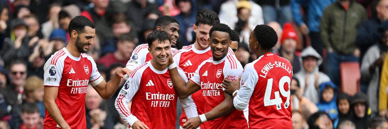 Pemain-Arsenal-Wiliam-Saliba-bersama-rekannya-merayakan-gol.jpg