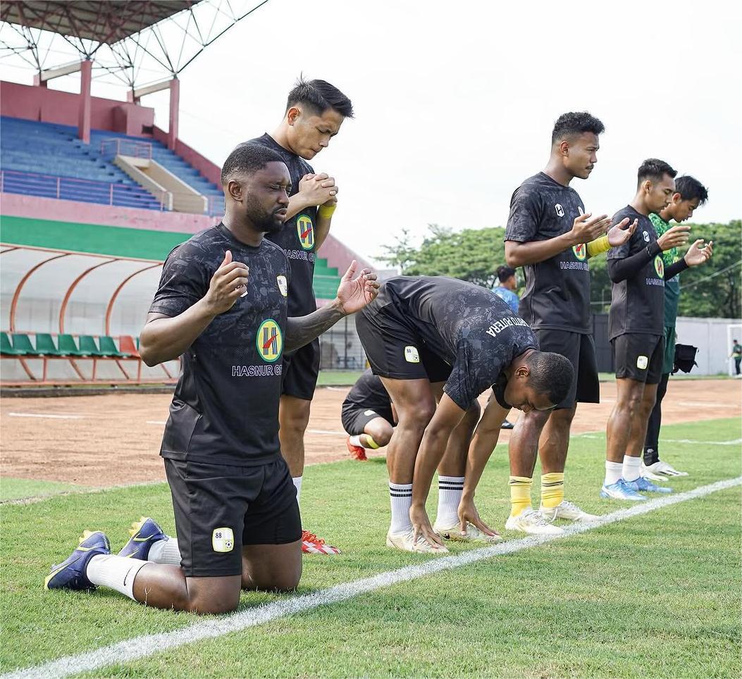 Pemain-Barito-berdoa-sebelum-latihan.jpg
