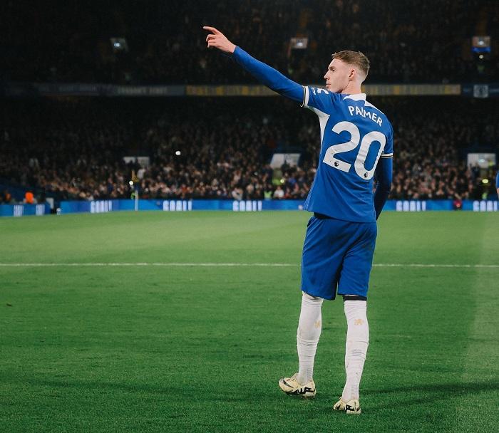 Pemain-Chelsea-Cole-Palmer-menyapa-fans-dalam-laga-Liga-Inggris.jpg