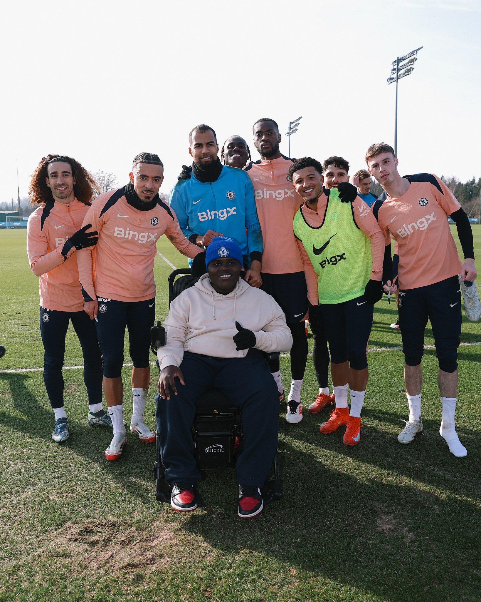 Pemain-Chelsea-menunjukan-cinta-kasihnya-kepada-salah-satu-fansnya-yang-disabilitas-f.jpg