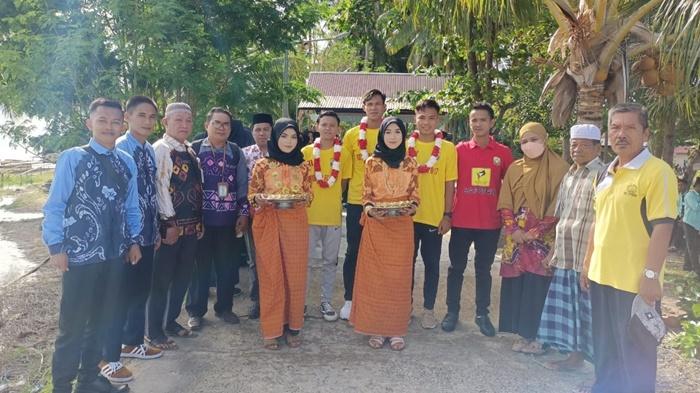 Tim Soeratin Kotabaru FC U17 Disambut Warga Ketika Pulang Kampung