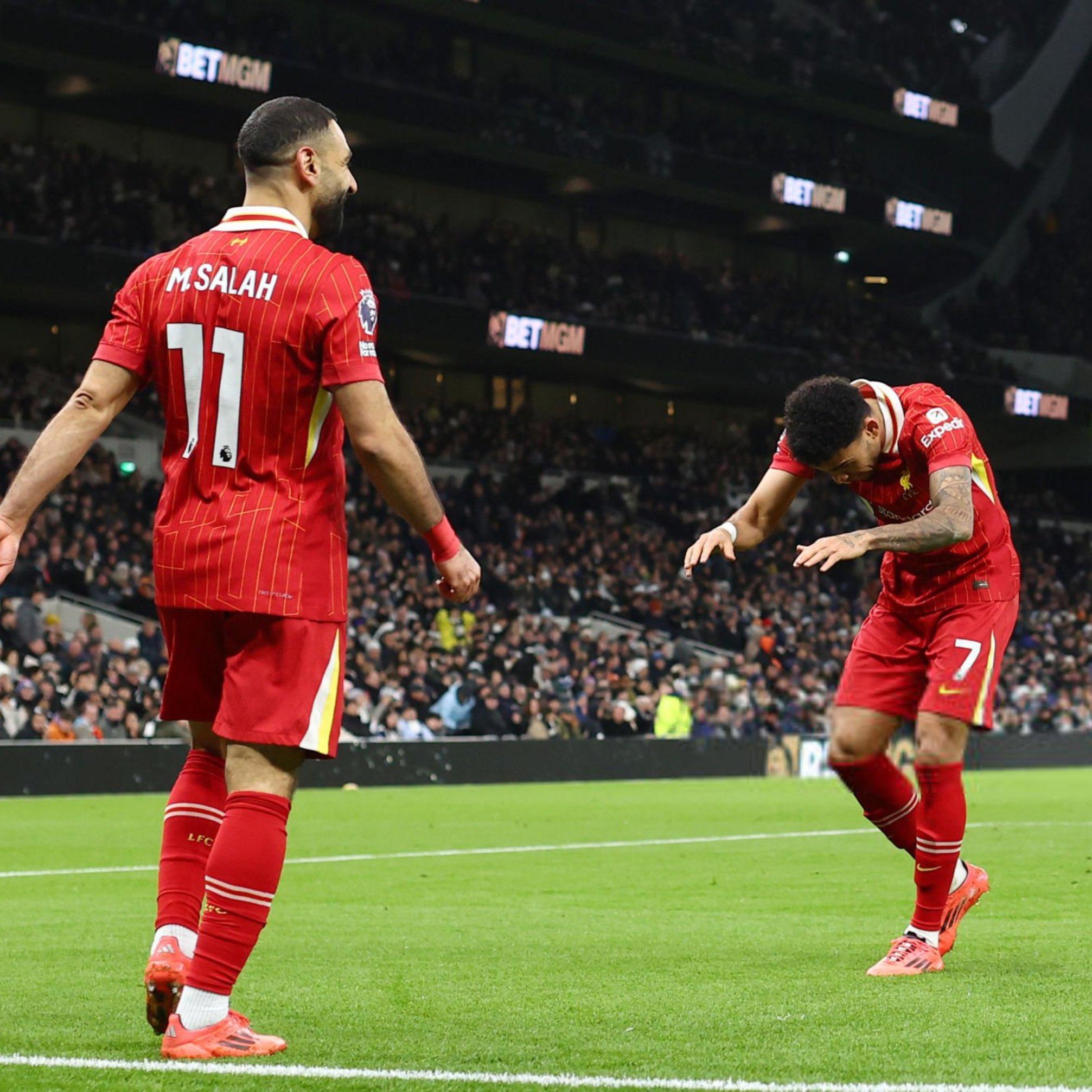 Pemain-Liverpool-Luis-Díaz-memberikan-penghormatan-kepada-Mohamed-Salah.jpg