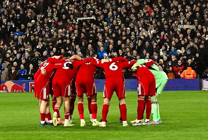 Pemain-Liverpool-berkumpul-sebelum-kickoff-laga-Liga-Inggris.jpg