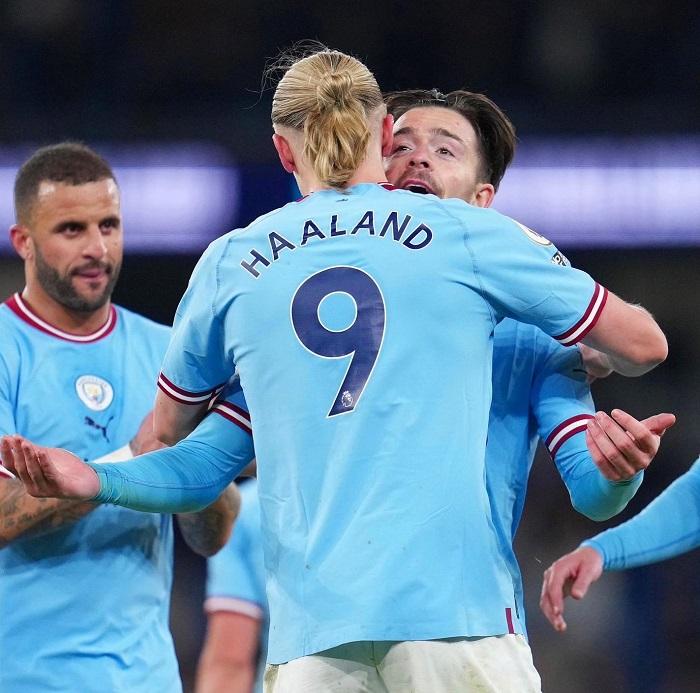 Pemain-Manchester-City-Erling-Haaland-memberikan-pelukan-hangat-kepada-rekannya-Jack-Grealish.jpg