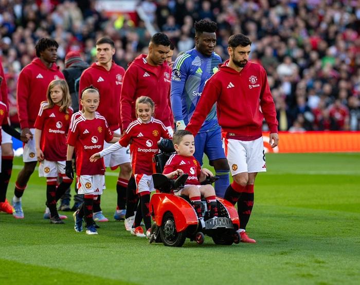 Pemain-Manchester-United-Bruno-Fernandes-bersama-anak-anak-penggemar-Reds-Devil-sebelum-laga.jpg