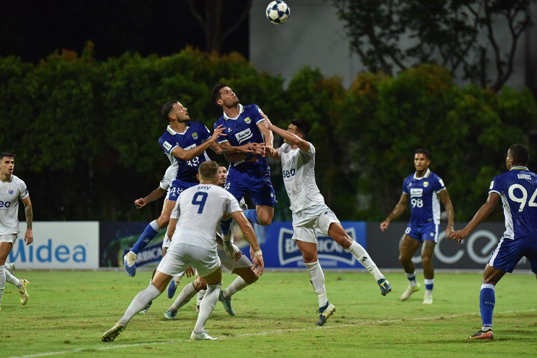 Pemain-Persib-saat-duel-udara-dengan-J.jpg