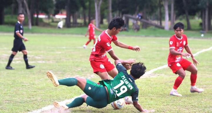 Pemain-Talenta-Banua-Merah-berebut-bola-dengan-pemain-PS-Tapin-Hijau.jpg