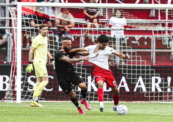 Pemain-andalan-FC-Utrecht-Zidane-Iqbal-ditarik-jerseynya-saat-laga.jpg