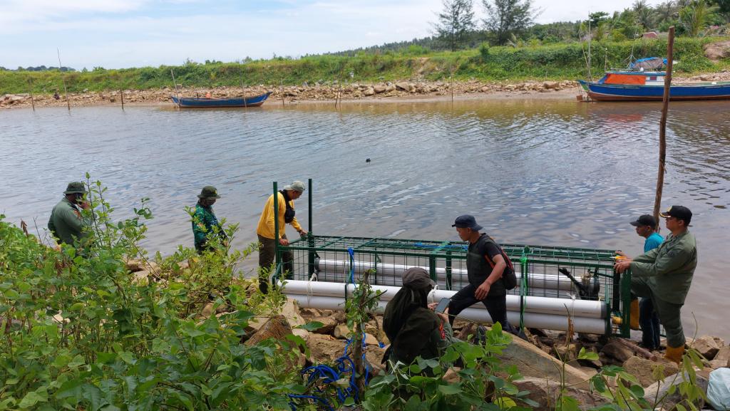 Pemasangan-Perangkap-Apung-di-Sungai-Batakan.jpg