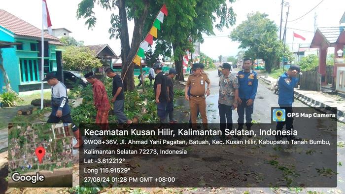 Gara-gara Pohon Tumbang, Pengendara di Desa Gusunge Kusan Hilir Tanahbumbu Terpaksa Memutar