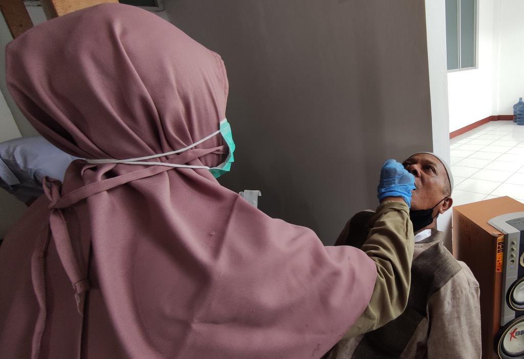 Pemeriksaan-PCR-calon-jemaah-haji-Tabalong-di-Covid-Center-RSUD-H-Usman-Dundrung-Tanjung1.jpg