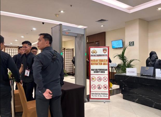 Pemeriksaan-dengan-alat-metal-detektor-kepada-pengunjung-debat-Pilgub-Kalsel-2024.jpg