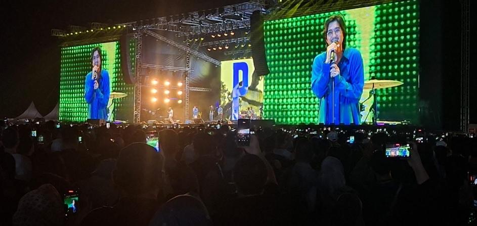 Penampilan-grub-band-Sheila-on-7-di-Festival-musik-Buzz-Youth-Fest-4.jpg