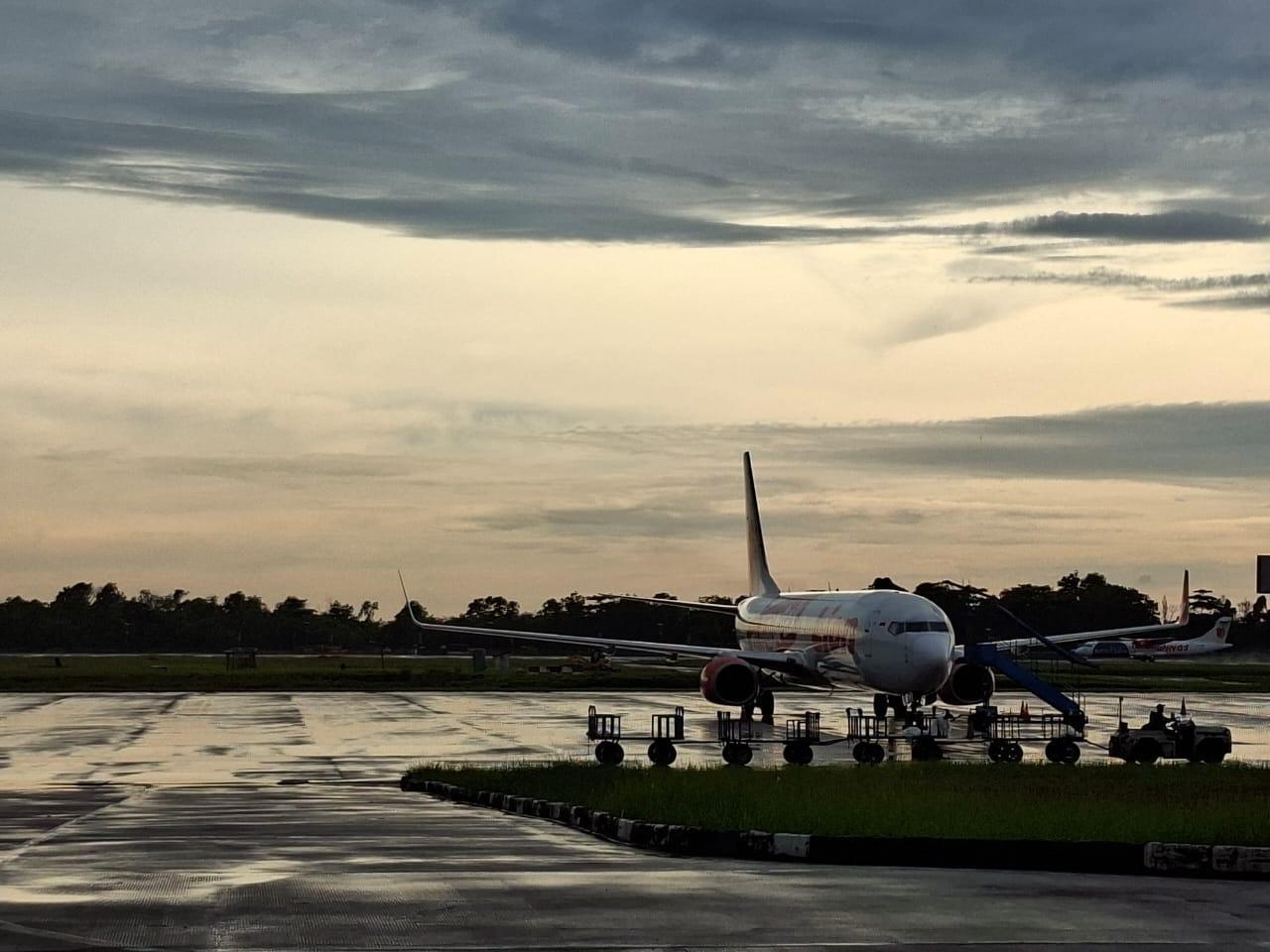 Pendaratan-sejumlah-pesawat-di-Bandara-Internasional-Syamsudin-Noor-terpaksa-dialihkan.jpg