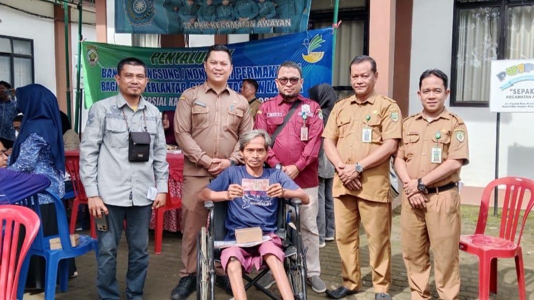 Penerima-manfaat-bantuan-permakanan-di-Kecamatan-Awayan.jpg