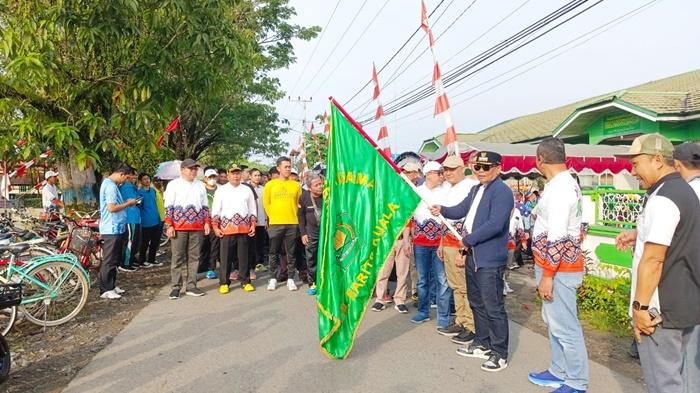 Penjabat-Pj-Bupati-batola-Mujiyat-melepas-peserta-Jalan-Sehat-Kerukunan-Sabtu-14012023.jpg