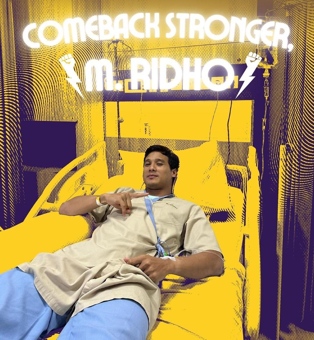 Penjaga-gawang-Barito-Putera-M-Ridho-terbaring-di-kasur-dengan-aliran-infus-terpasang-di-tangannya.jpg