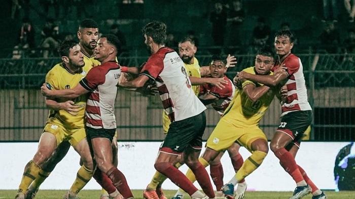 Penjagaan-ketat-dari-para-pemain-Madura-United-kepada-skuad-Barito-Putera1.jpg