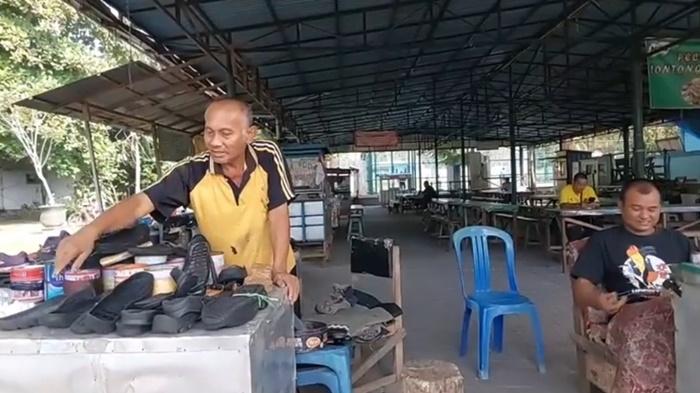 Penjahit-sepatu-yang-ada-di-kawasan-Taman-Gembira-Banjarbaru.jpg