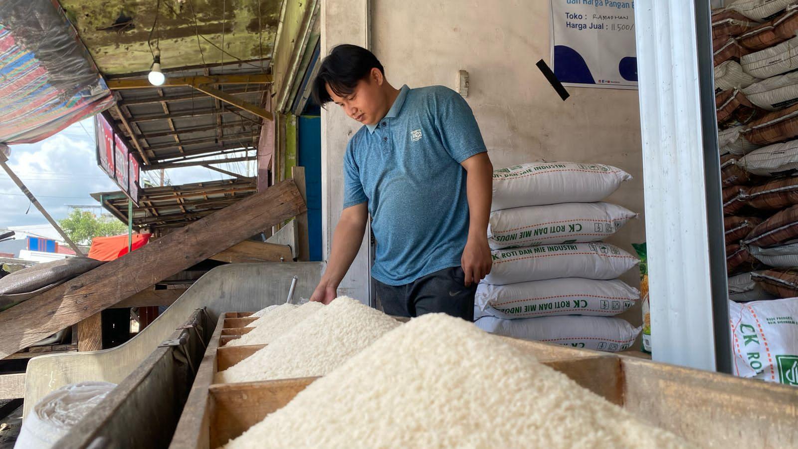 Penjual-beras-di-Tanah-Bumbu-memperlihatkan-beras-Sulawesi.jpg