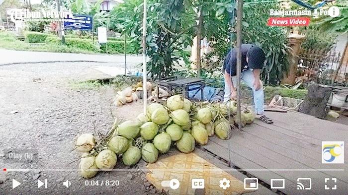 Penjual-kelapa-muda-di-Jalan-Sungai-Ulin-Kota-Banjarbaru-Kamis-30062022.jpg