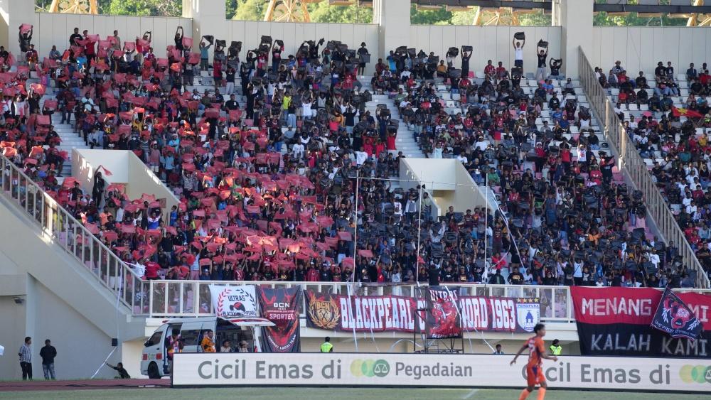 Penonton-di-Stadion-Lukas-Enembe-Papua.jpg