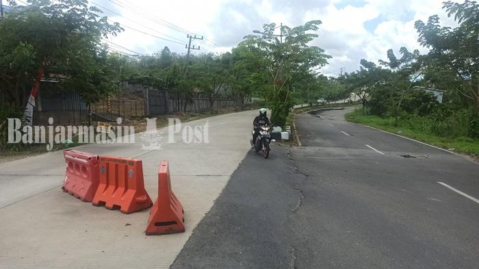 Jalan Ambles di Batupiring, Satlantas Polres Balangan Pasang Pemberitahuan kepada Pengendara