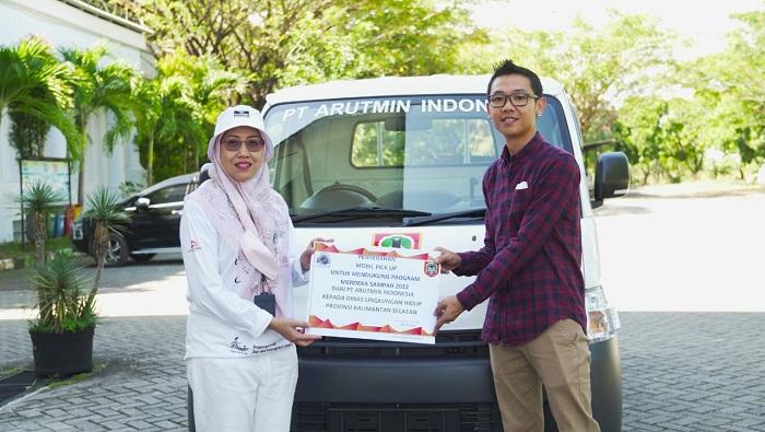 Penyerahan-mobil-merdeka-sampah.jpg