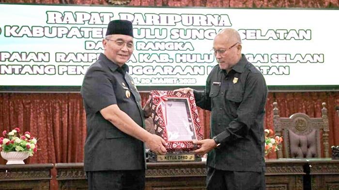 Penyerahan-naskah-Ranperda-oleh-Bupati-H-Achmad-Fikry-kepada-Wakil-Ketua-DPRD-hss-Kamis-30032023.jpg
