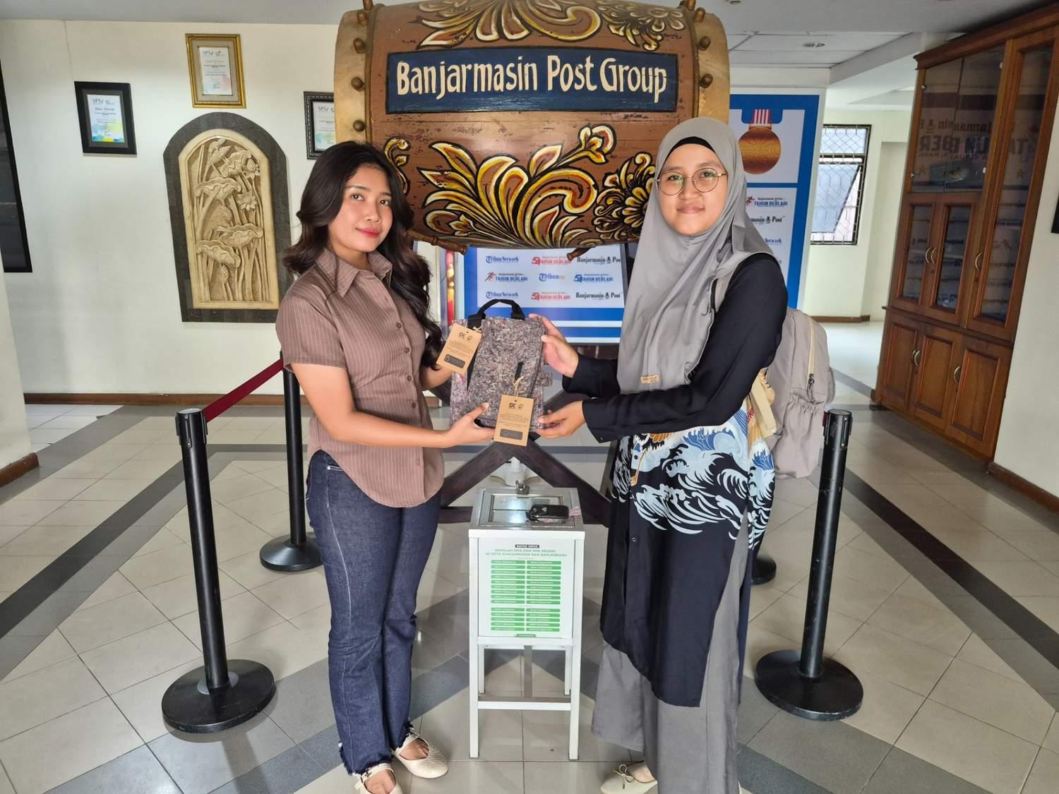 Penyerahan-suvenir-daur-ulang-pakaian-tak-layak-pakai-hasil-kolaborasi-CK-dan-BPost.jpg